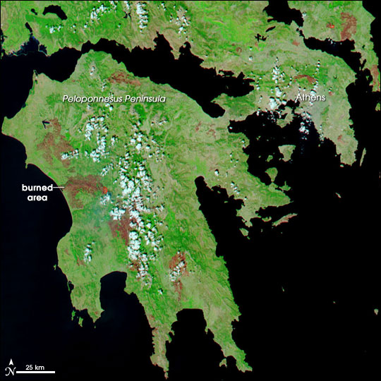 Die Satellitenaufnahme vom 29.8.2007 zeigt die verbrannten Gebiete in ziegelrot.